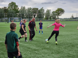 Laatste training S.K.N.W.K. JO11-1JM (partijtje tegen de ouders) van maandag 27 mei 2024 (128/137)